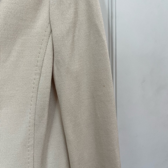 St. John Pearl button long line knit blazer jacket cream size 6 17.5” P2P - Picture 4 of 5